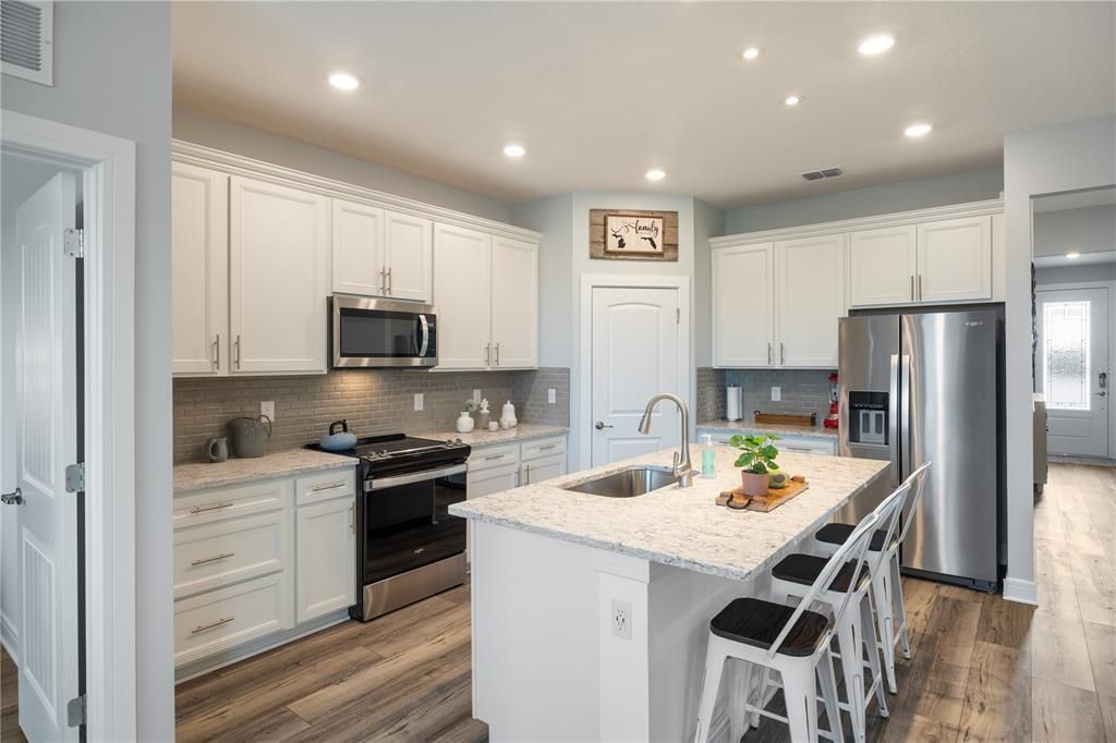 Active With Contract: $365,563 (3 beds, 2 baths, 1662 Square Feet)