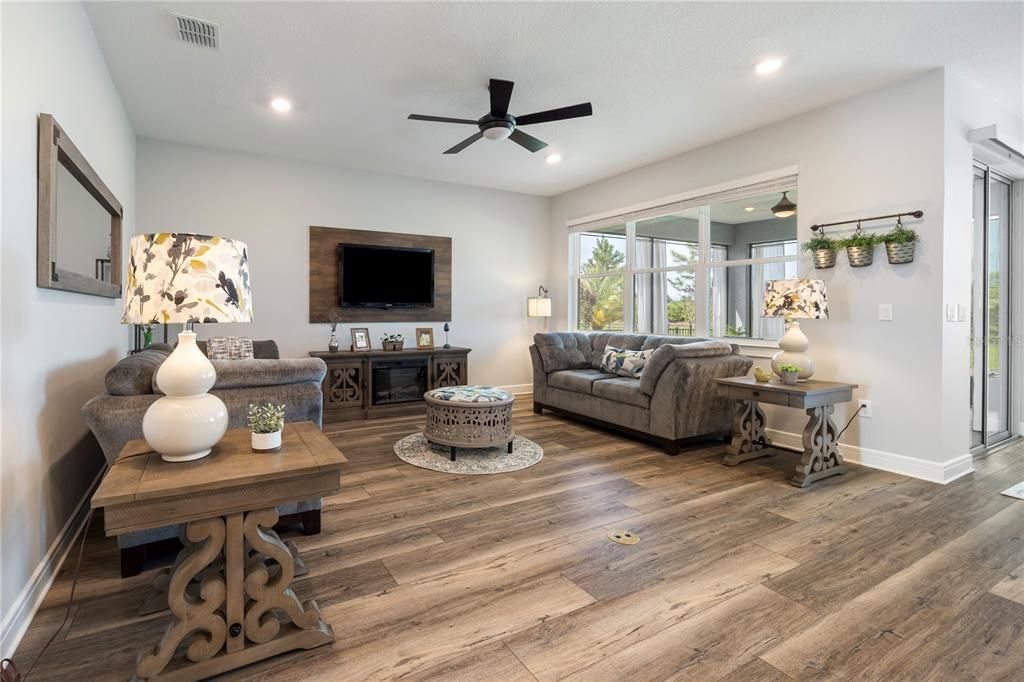 Active With Contract: $365,563 (3 beds, 2 baths, 1662 Square Feet)