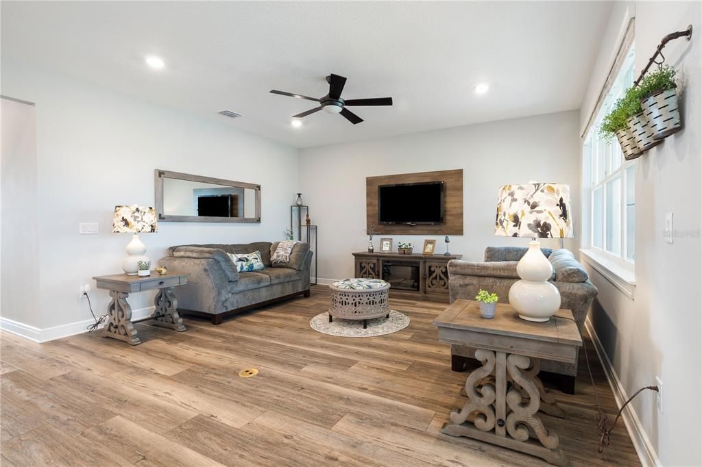 Active With Contract: $365,563 (3 beds, 2 baths, 1662 Square Feet)