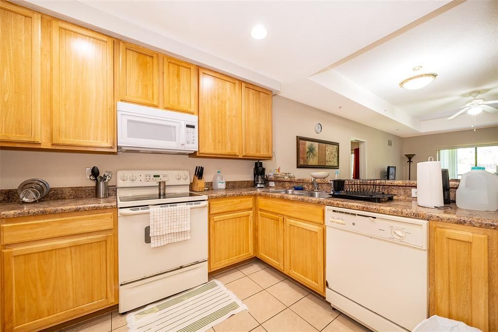 Под контрактом: $185,000 (3 спален, 2 ванн, 1700 Квадратных фут)