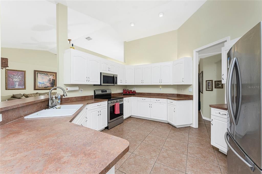 Под контрактом: $337,000 (3 спален, 2 ванн, 1901 Квадратных фут)