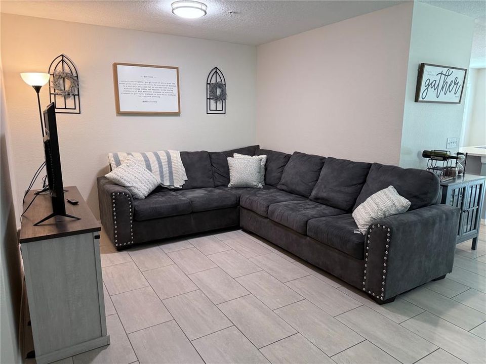 合同活跃: $315,000 (3 贝兹, 2 浴室, 1872 平方英尺)