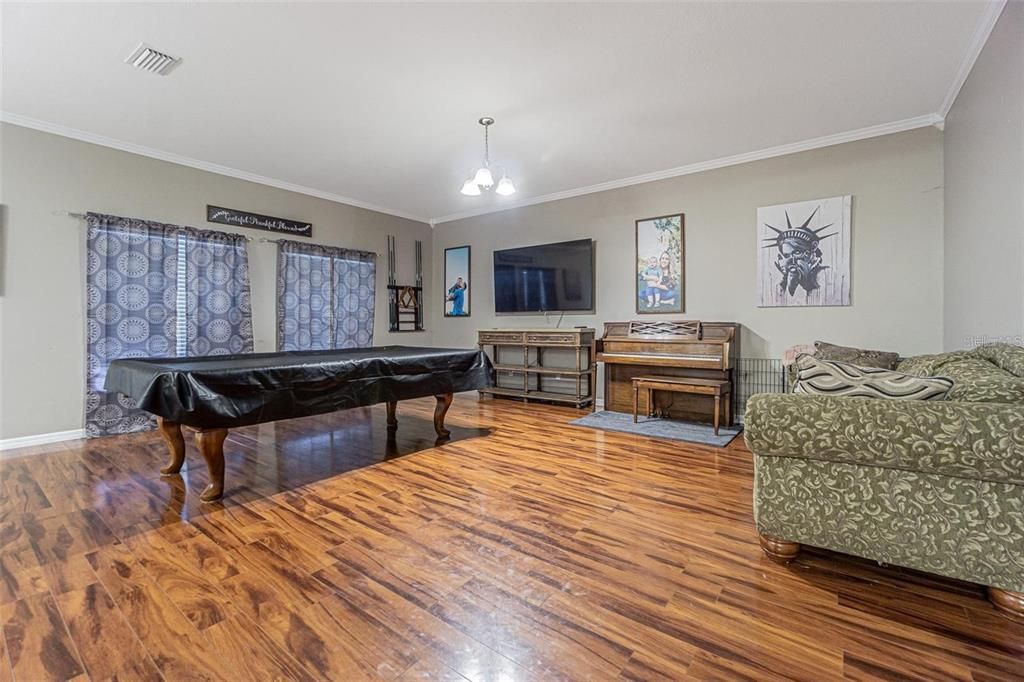 合同活跃: $439,900 (4 贝兹, 2 浴室, 3083 平方英尺)