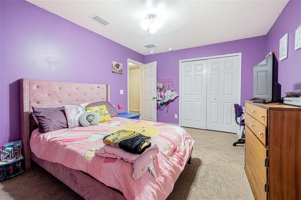 合同活跃: $439,900 (4 贝兹, 2 浴室, 3083 平方英尺)