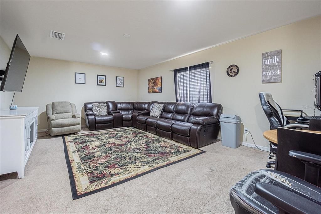 合同活跃: $439,900 (4 贝兹, 2 浴室, 3083 平方英尺)