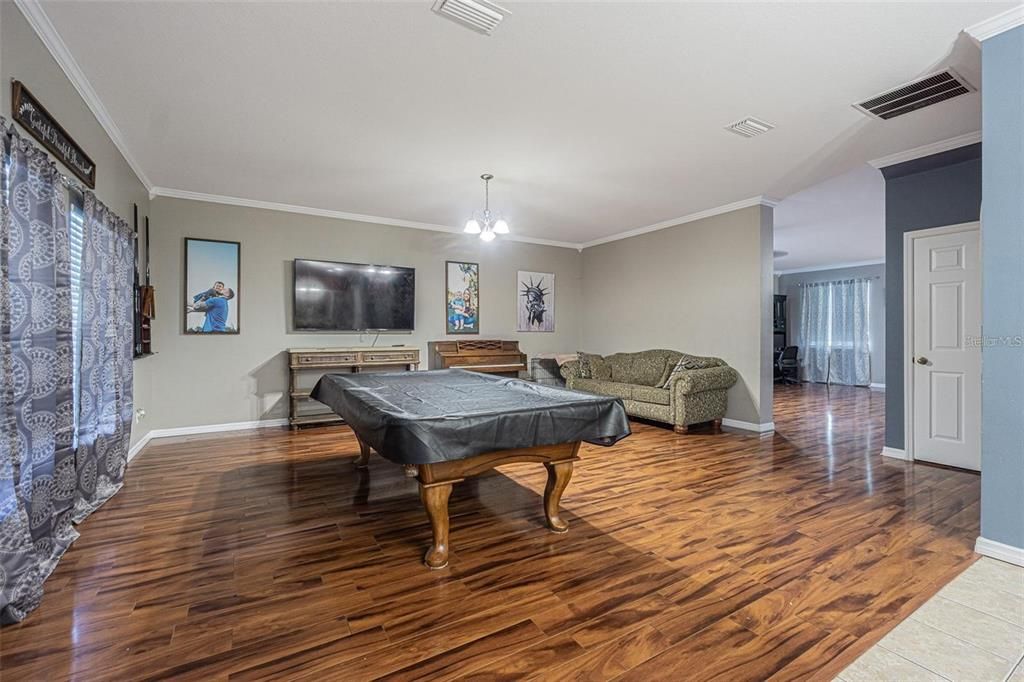 合同活跃: $439,900 (4 贝兹, 2 浴室, 3083 平方英尺)