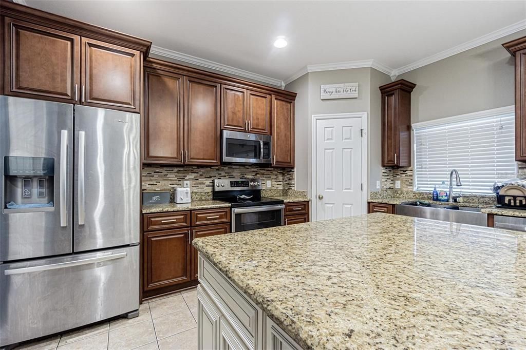 合同活跃: $439,900 (4 贝兹, 2 浴室, 3083 平方英尺)