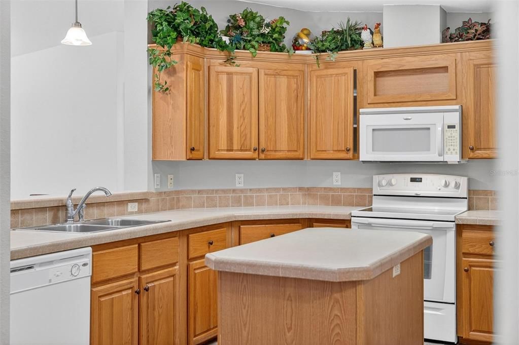 For Sale: $600,000 (3 beds, 2 baths, 1620 Square Feet)