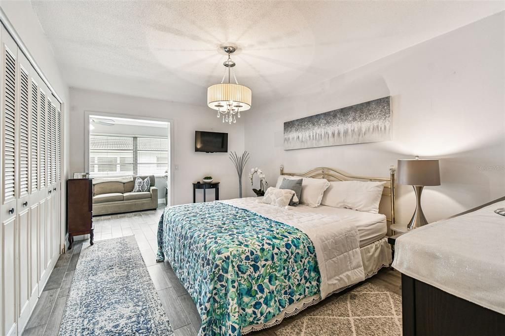 Active With Contract: $169,900 (2 beds, 1 baths, 1180 Square Feet)