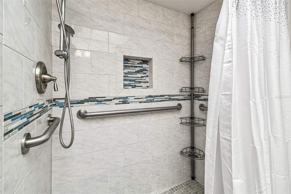 Active With Contract: $169,900 (2 beds, 1 baths, 1180 Square Feet)