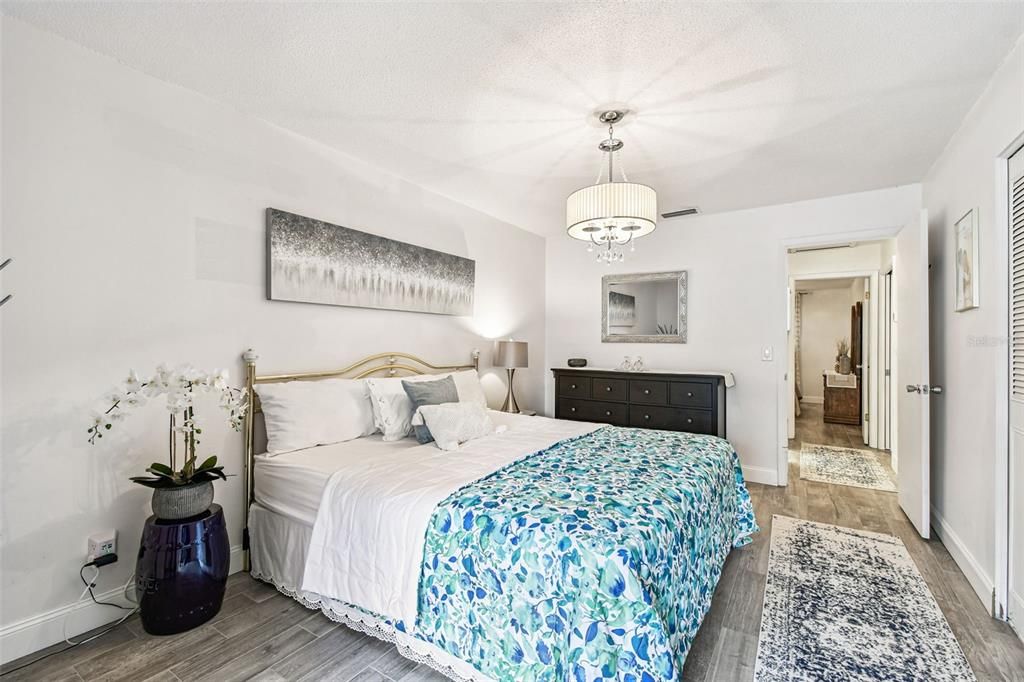 Active With Contract: $169,900 (2 beds, 1 baths, 1180 Square Feet)