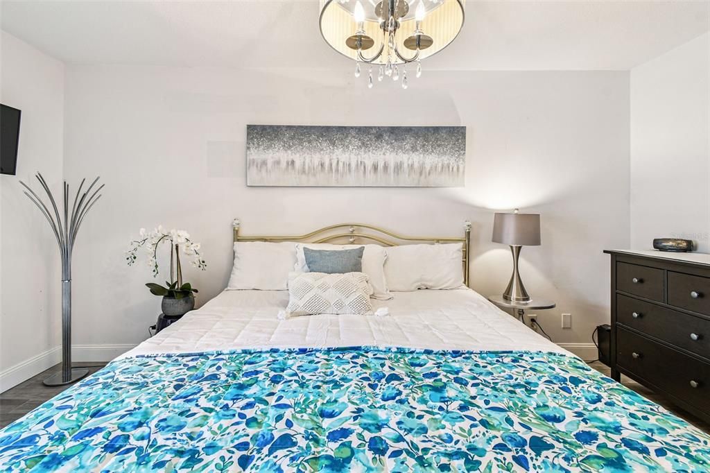 Active With Contract: $169,900 (2 beds, 1 baths, 1180 Square Feet)