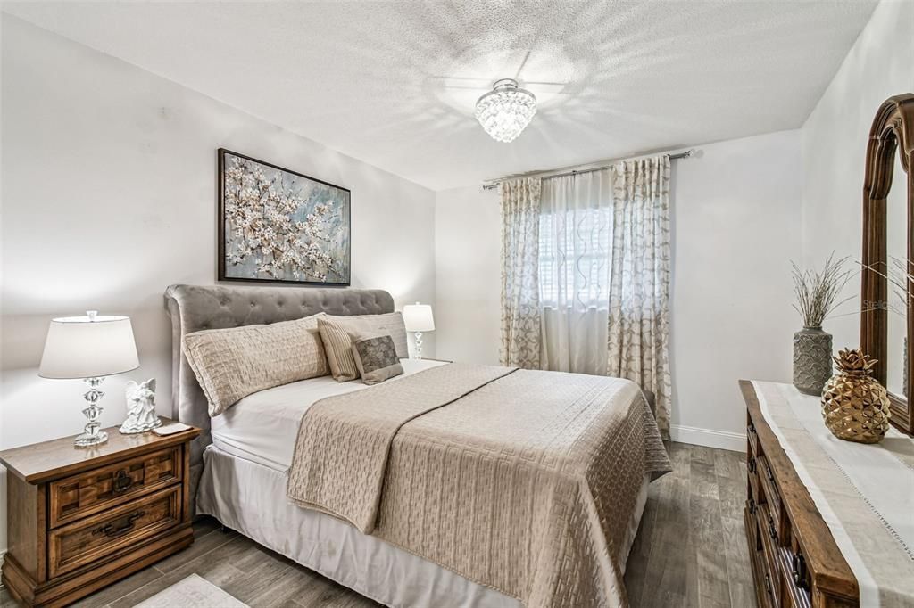 Active With Contract: $169,900 (2 beds, 1 baths, 1180 Square Feet)