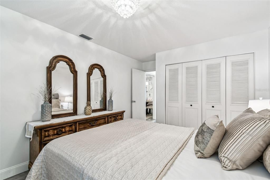 Active With Contract: $169,900 (2 beds, 1 baths, 1180 Square Feet)