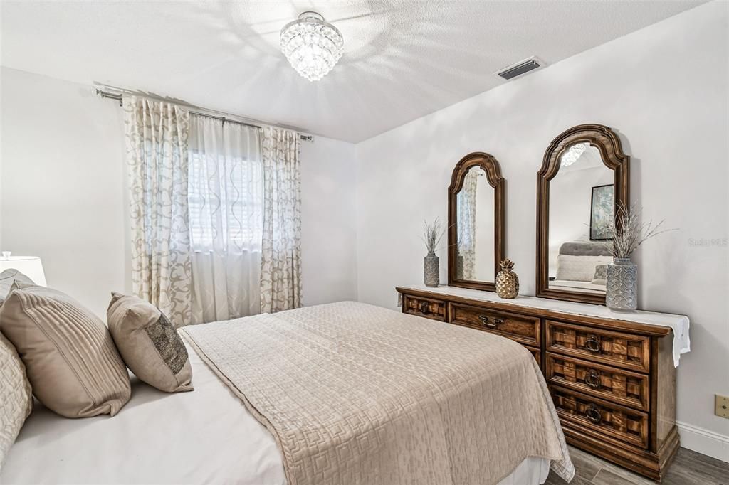 Active With Contract: $169,900 (2 beds, 1 baths, 1180 Square Feet)