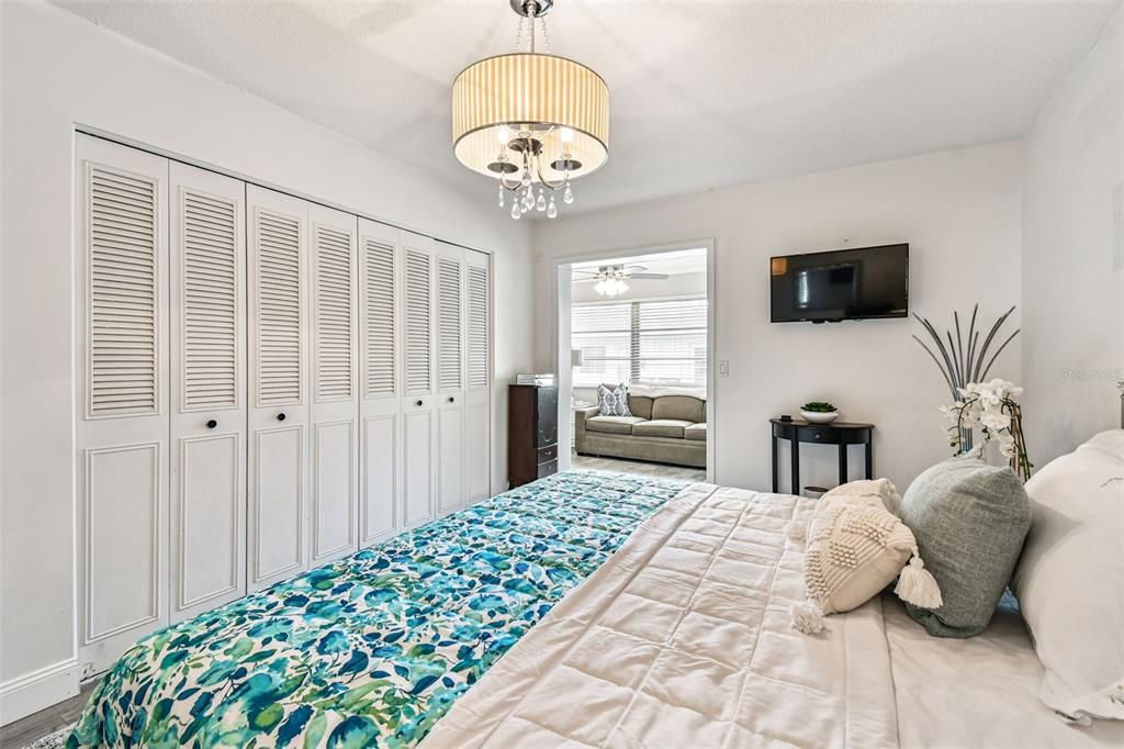 Active With Contract: $169,900 (2 beds, 1 baths, 1180 Square Feet)