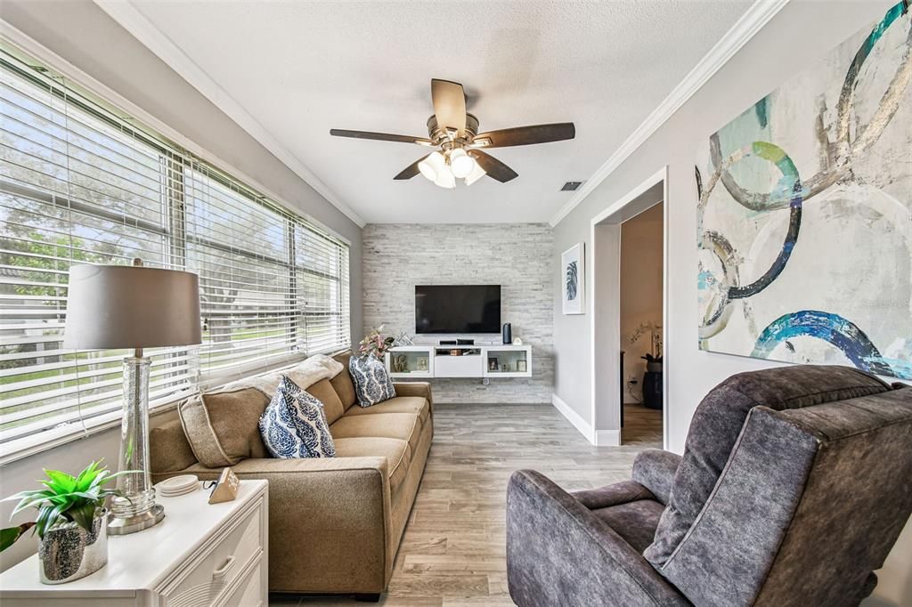 Active With Contract: $169,900 (2 beds, 1 baths, 1180 Square Feet)