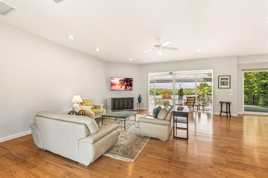 待售: $980,000 (3 贝兹, 2 浴室, 2440 平方英尺)