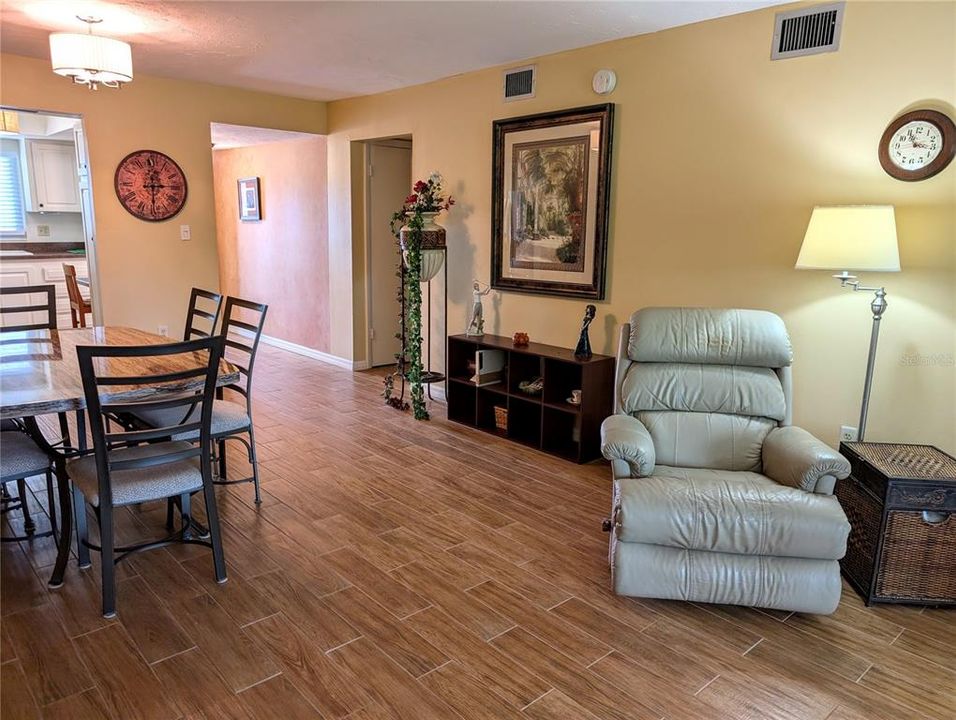 Active With Contract: $134,900 (2 beds, 2 baths, 1144 Square Feet)