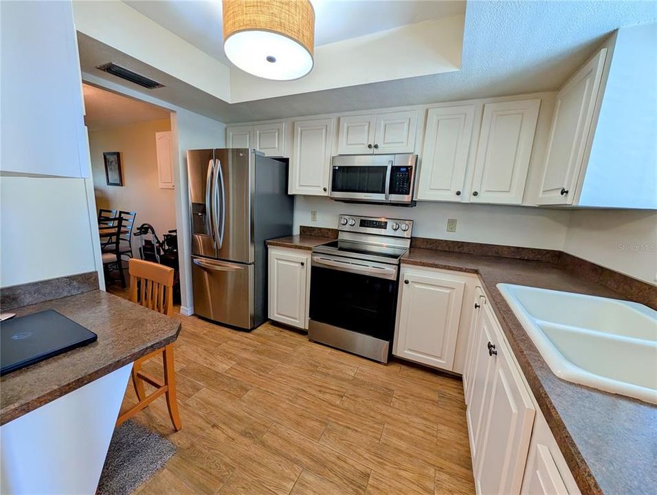 Active With Contract: $134,900 (2 beds, 2 baths, 1144 Square Feet)