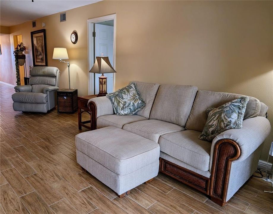 Active With Contract: $134,900 (2 beds, 2 baths, 1144 Square Feet)