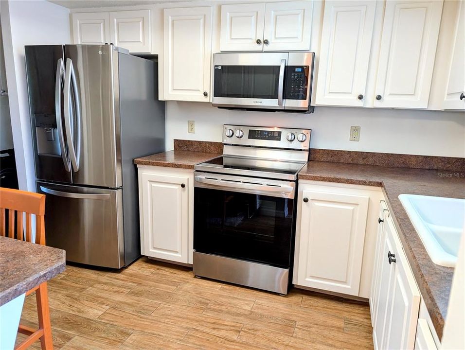 Active With Contract: $134,900 (2 beds, 2 baths, 1144 Square Feet)
