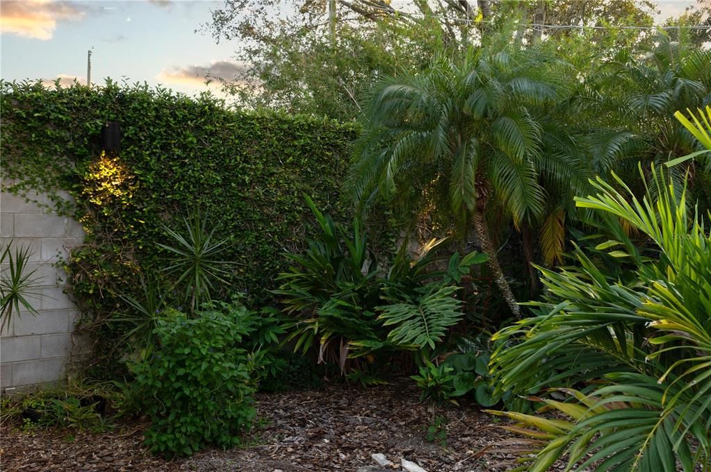 合同活跃: $400,000 (2 贝兹, 2 浴室, 1120 平方英尺)