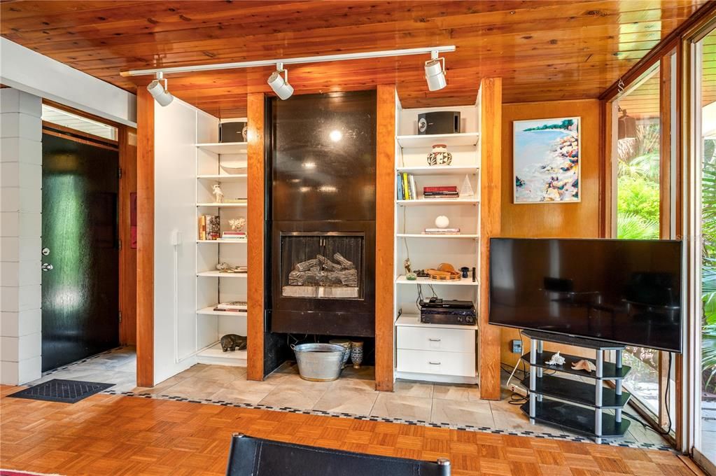 合同活跃: $400,000 (2 贝兹, 2 浴室, 1120 平方英尺)