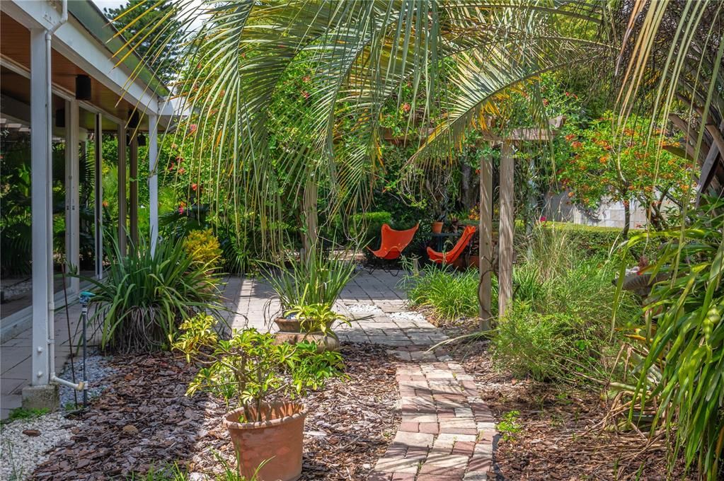 合同活跃: $400,000 (2 贝兹, 2 浴室, 1120 平方英尺)