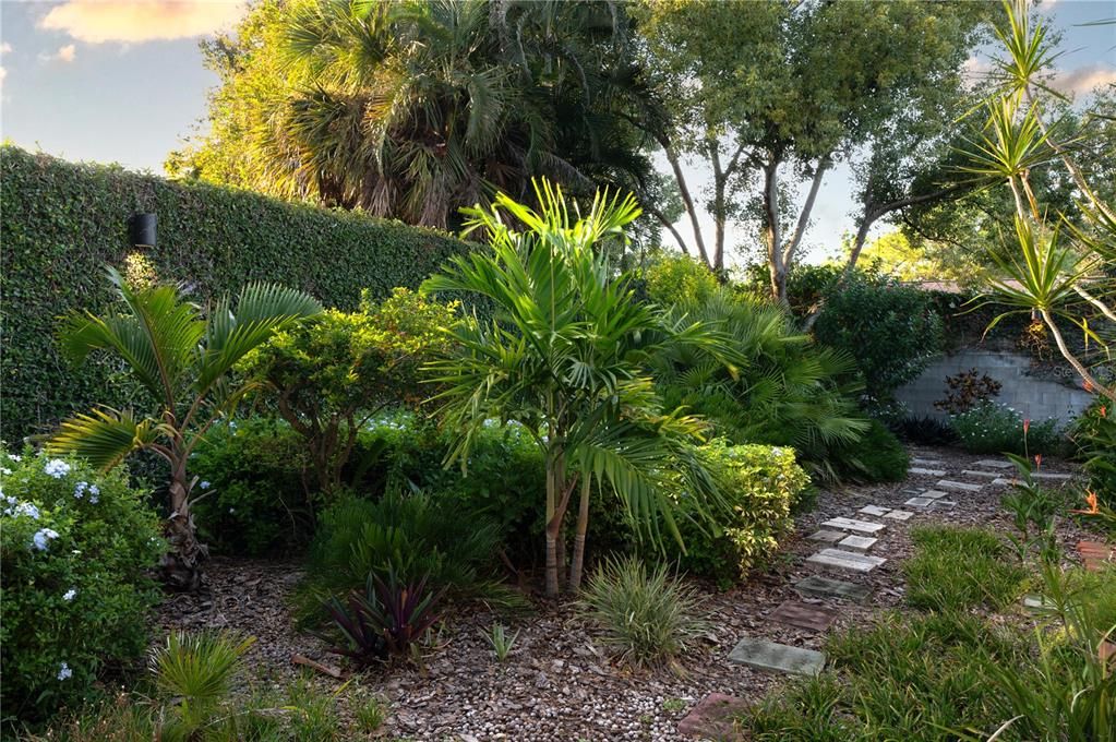 合同活跃: $400,000 (2 贝兹, 2 浴室, 1120 平方英尺)