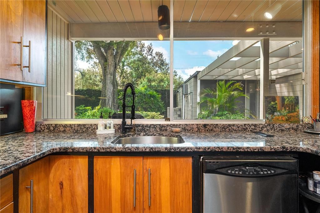 合同活跃: $400,000 (2 贝兹, 2 浴室, 1120 平方英尺)