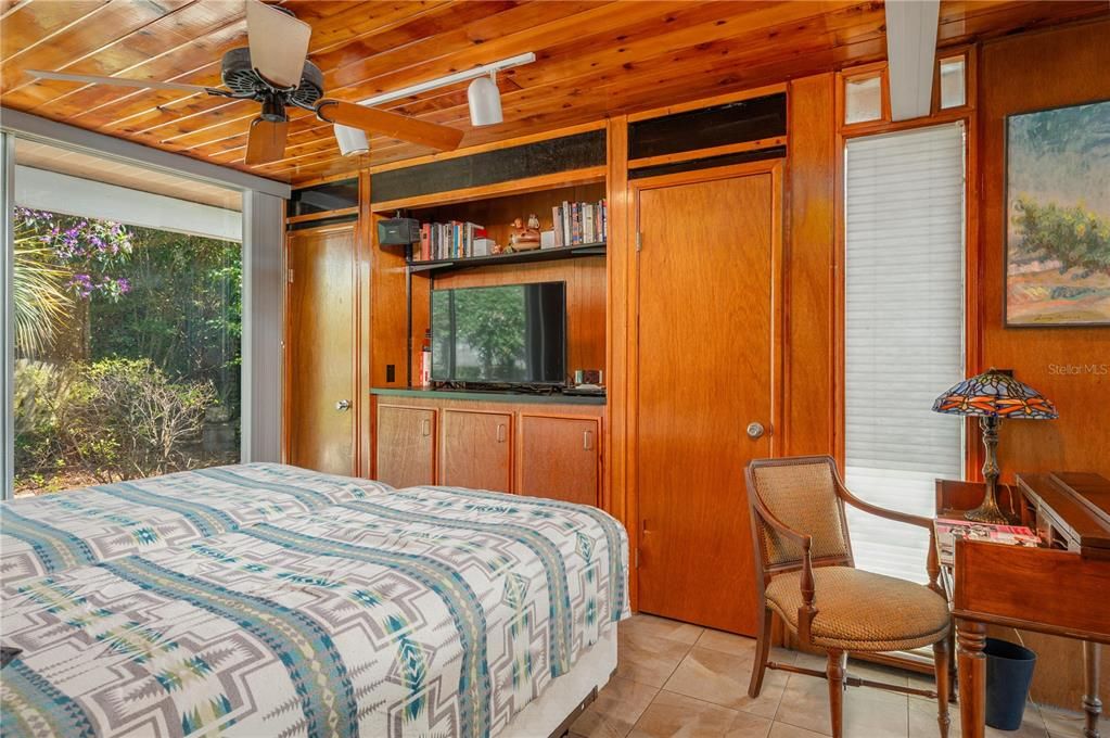 合同活跃: $400,000 (2 贝兹, 2 浴室, 1120 平方英尺)