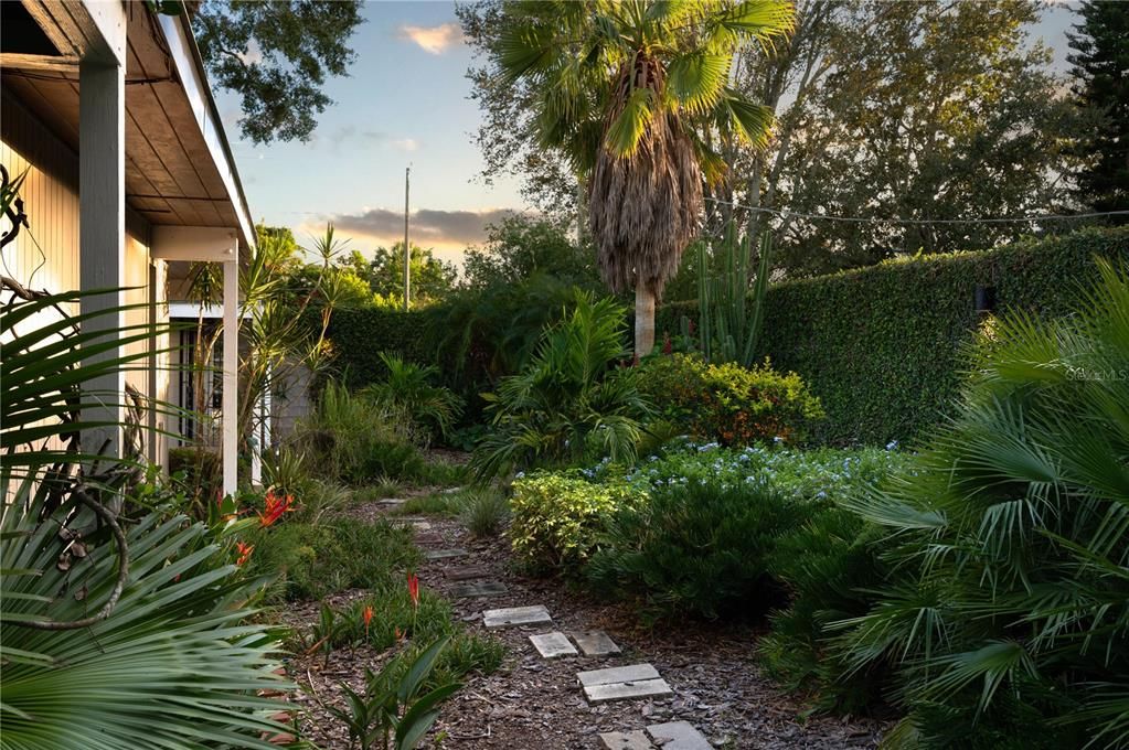 合同活跃: $400,000 (2 贝兹, 2 浴室, 1120 平方英尺)