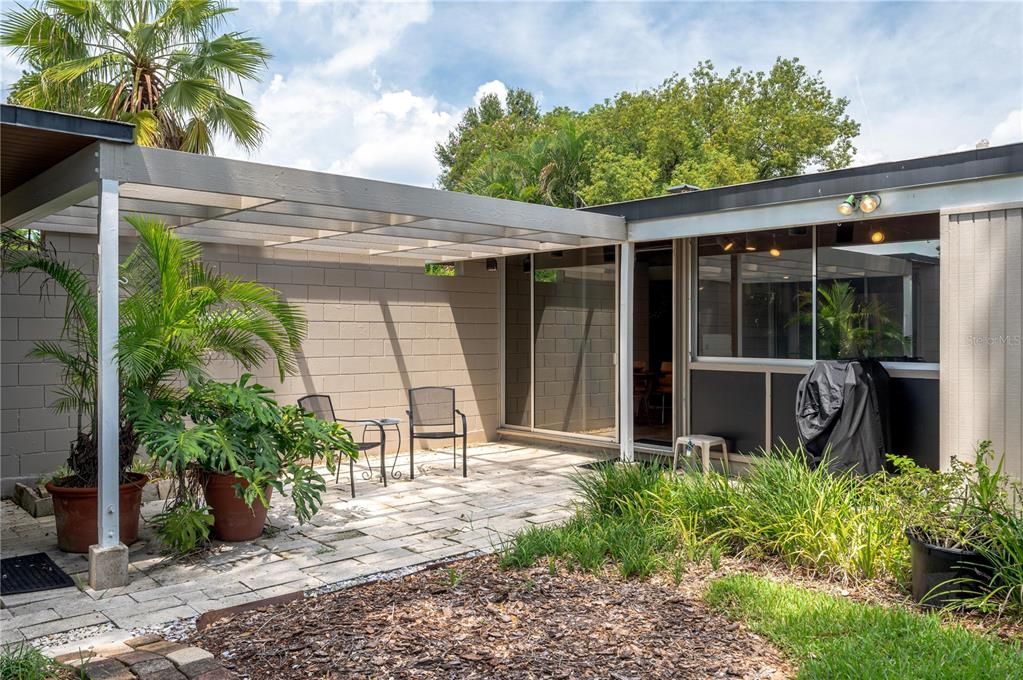 合同活跃: $400,000 (2 贝兹, 2 浴室, 1120 平方英尺)