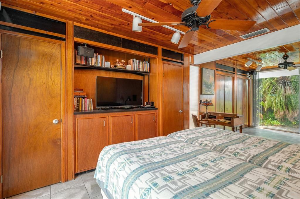 合同活跃: $400,000 (2 贝兹, 2 浴室, 1120 平方英尺)