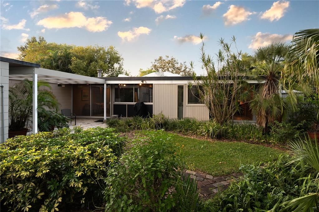 合同活跃: $400,000 (2 贝兹, 2 浴室, 1120 平方英尺)