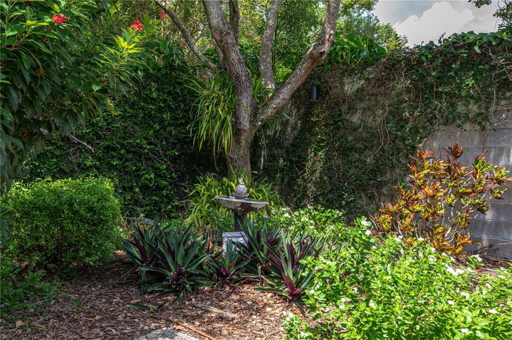 合同活跃: $400,000 (2 贝兹, 2 浴室, 1120 平方英尺)