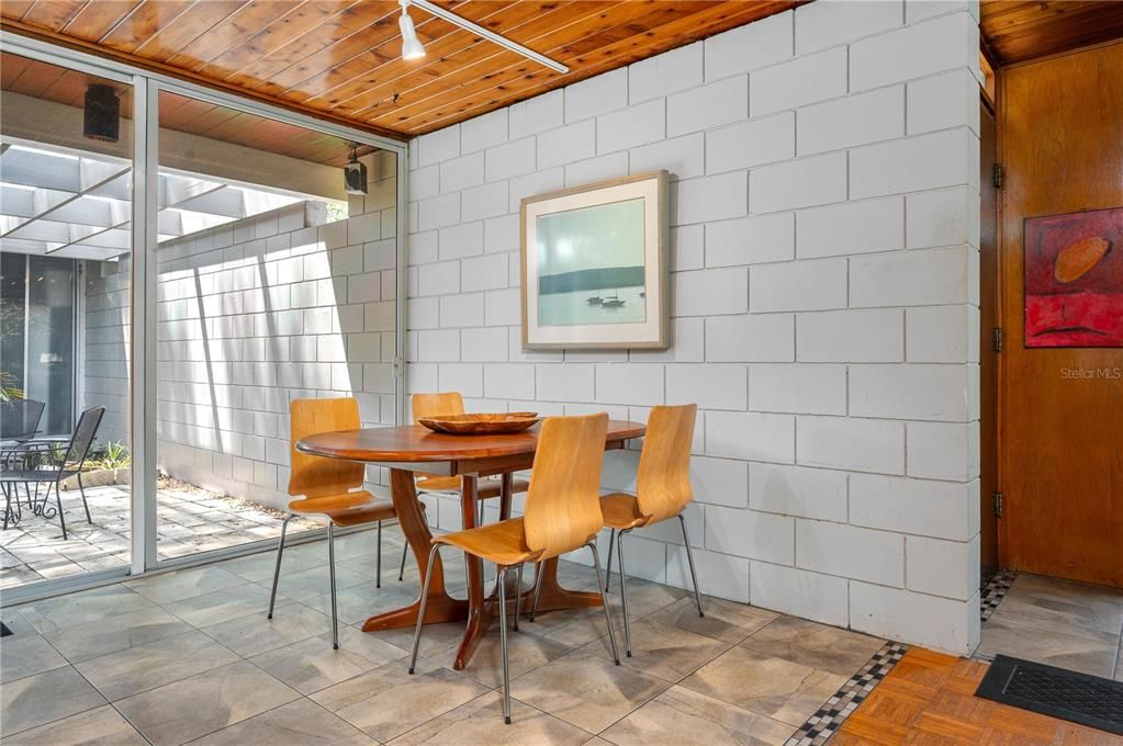 合同活跃: $400,000 (2 贝兹, 2 浴室, 1120 平方英尺)