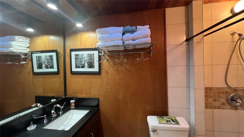 合同活跃: $400,000 (2 贝兹, 2 浴室, 1120 平方英尺)