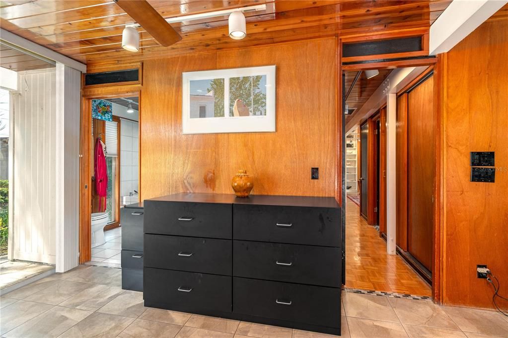 合同活跃: $400,000 (2 贝兹, 2 浴室, 1120 平方英尺)