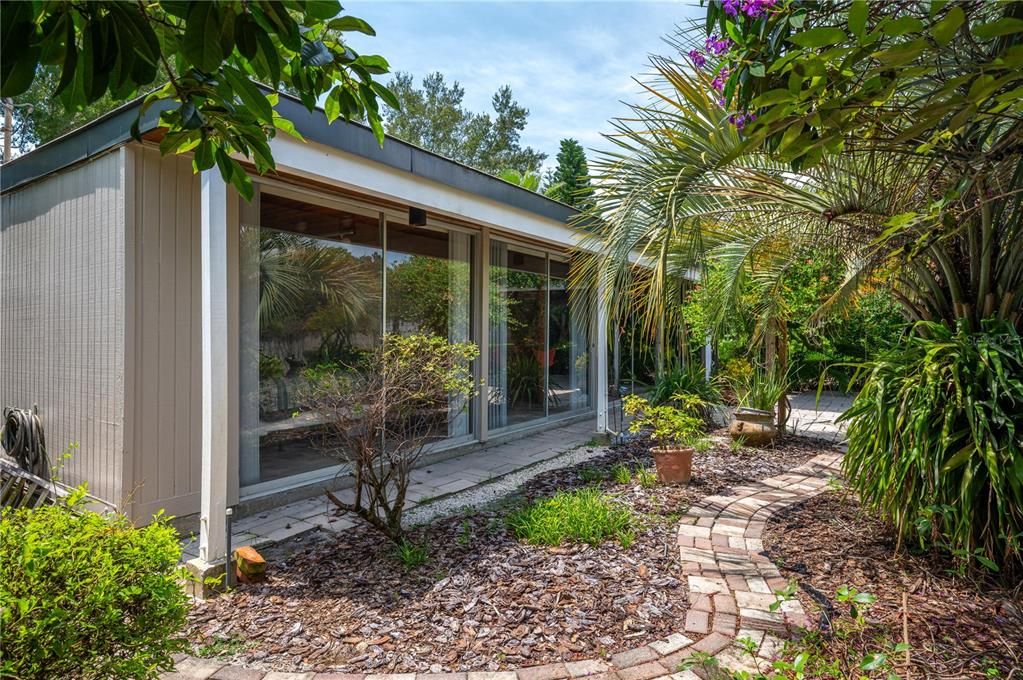 合同活跃: $400,000 (2 贝兹, 2 浴室, 1120 平方英尺)