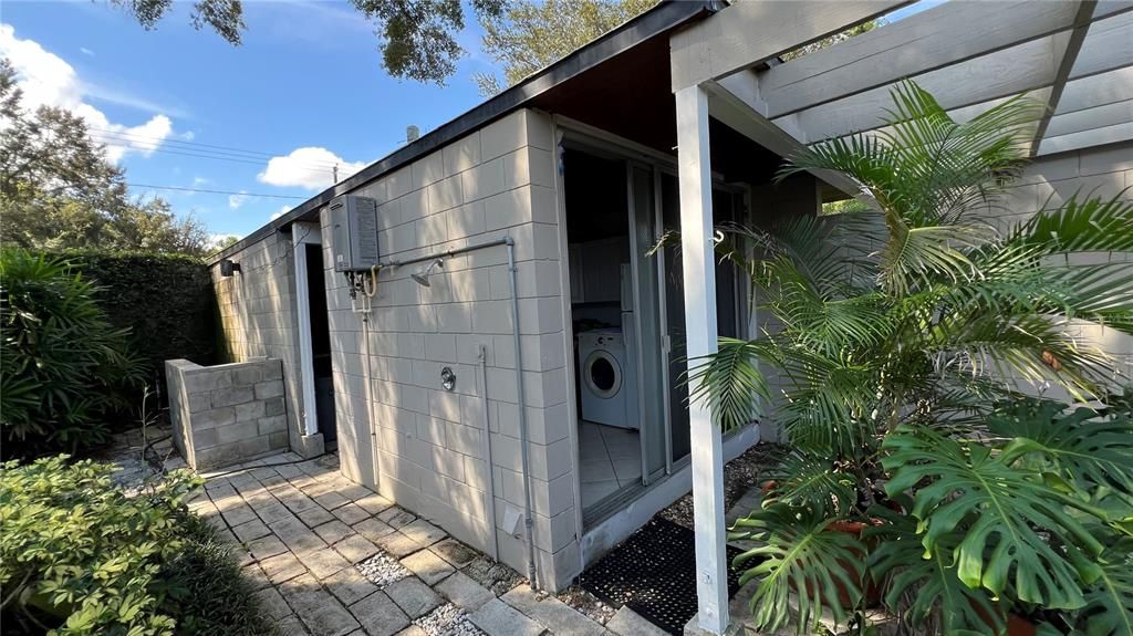 合同活跃: $400,000 (2 贝兹, 2 浴室, 1120 平方英尺)