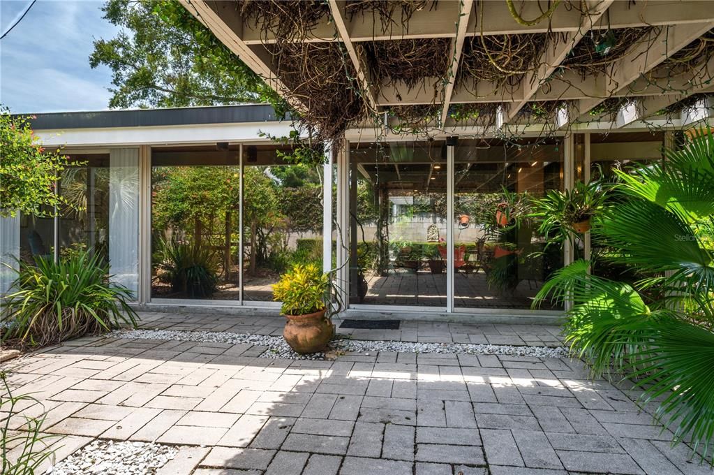 合同活跃: $400,000 (2 贝兹, 2 浴室, 1120 平方英尺)