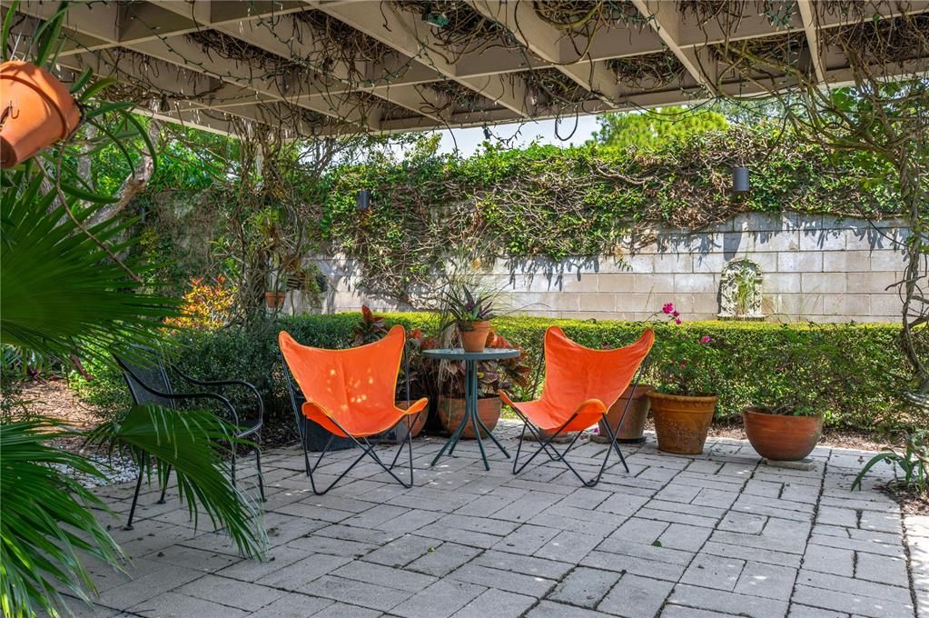 合同活跃: $400,000 (2 贝兹, 2 浴室, 1120 平方英尺)