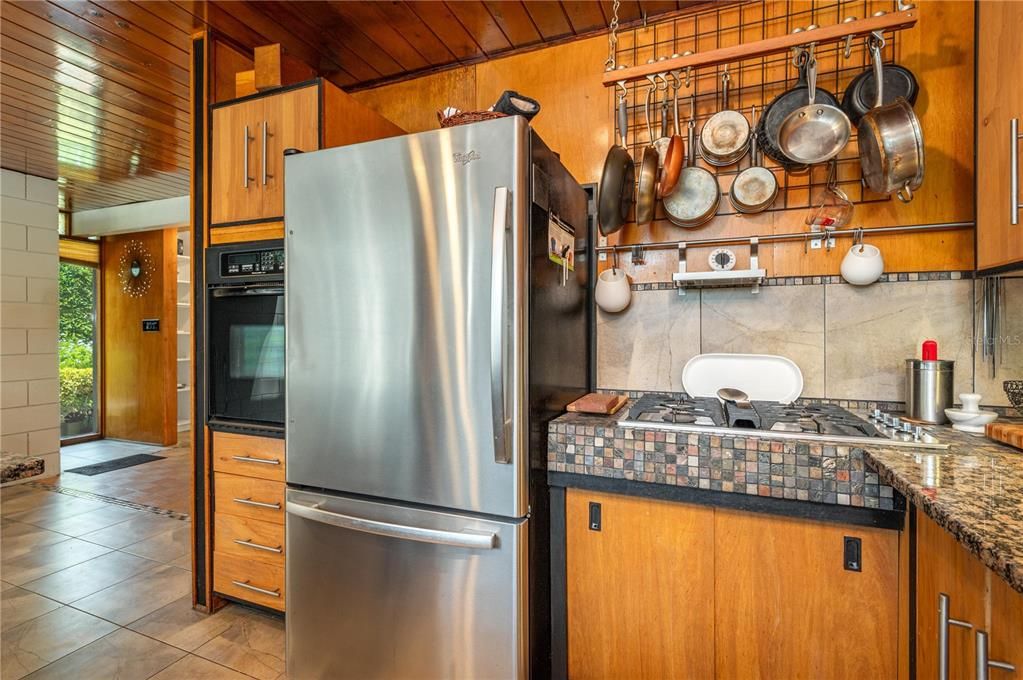 合同活跃: $400,000 (2 贝兹, 2 浴室, 1120 平方英尺)