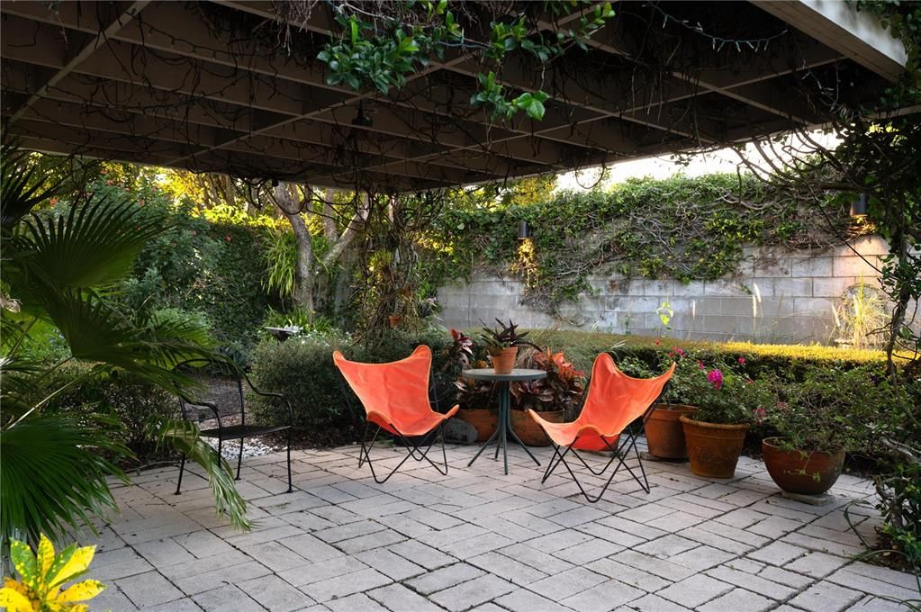 合同活跃: $400,000 (2 贝兹, 2 浴室, 1120 平方英尺)