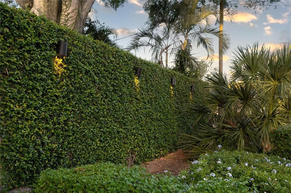 合同活跃: $400,000 (2 贝兹, 2 浴室, 1120 平方英尺)