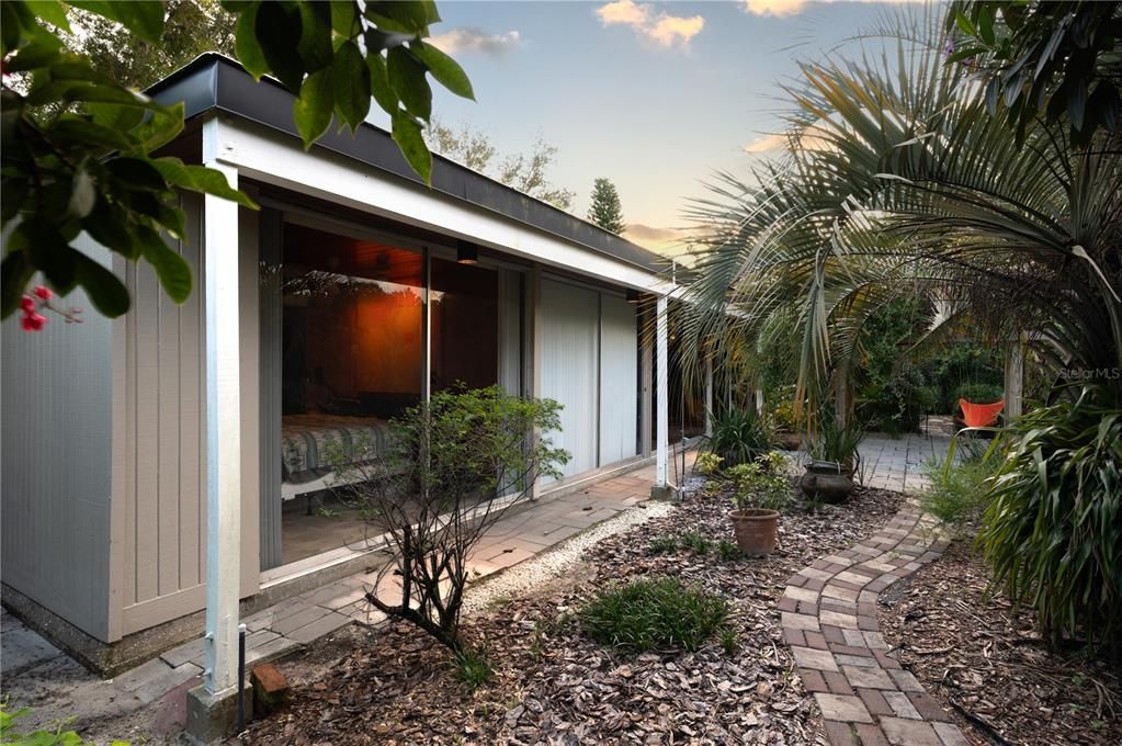 合同活跃: $400,000 (2 贝兹, 2 浴室, 1120 平方英尺)