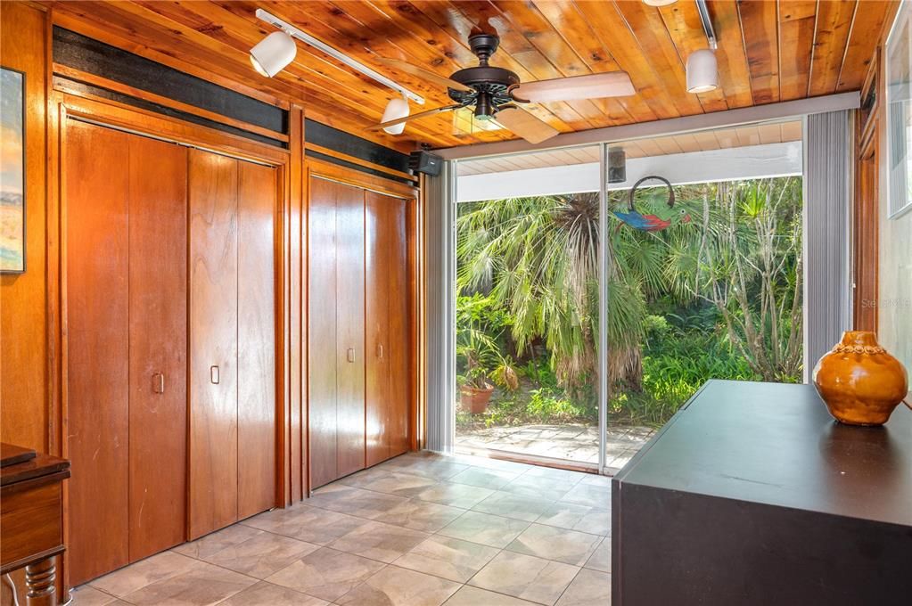 合同活跃: $400,000 (2 贝兹, 2 浴室, 1120 平方英尺)