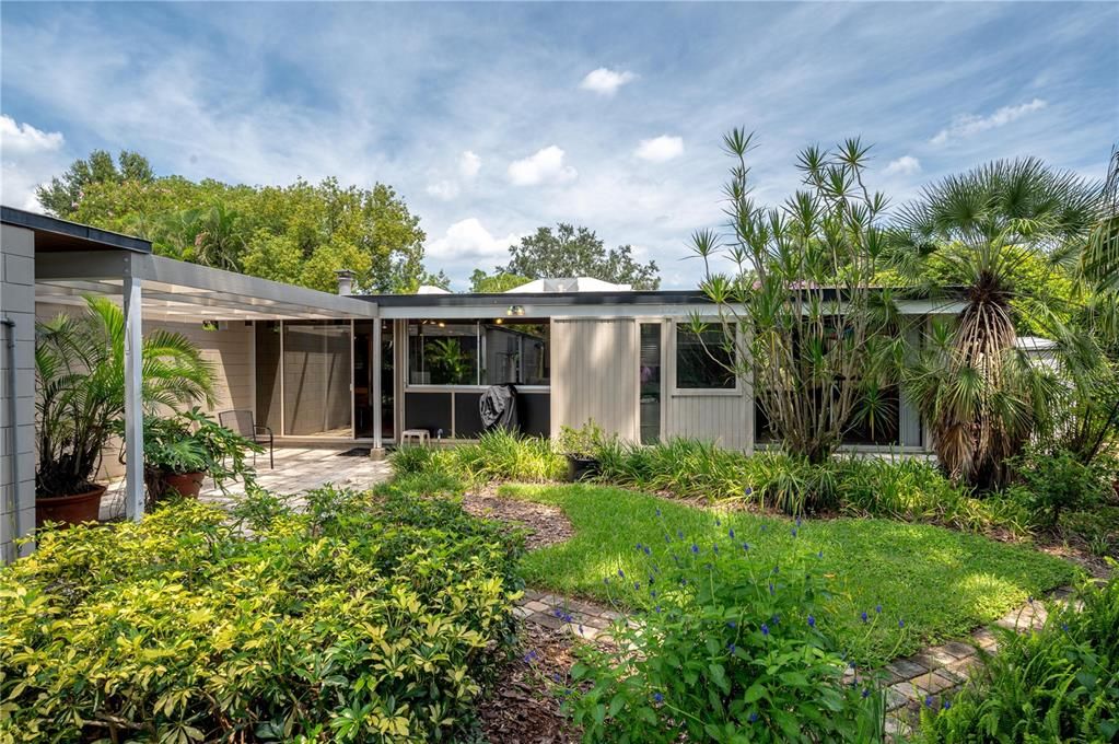 合同活跃: $400,000 (2 贝兹, 2 浴室, 1120 平方英尺)